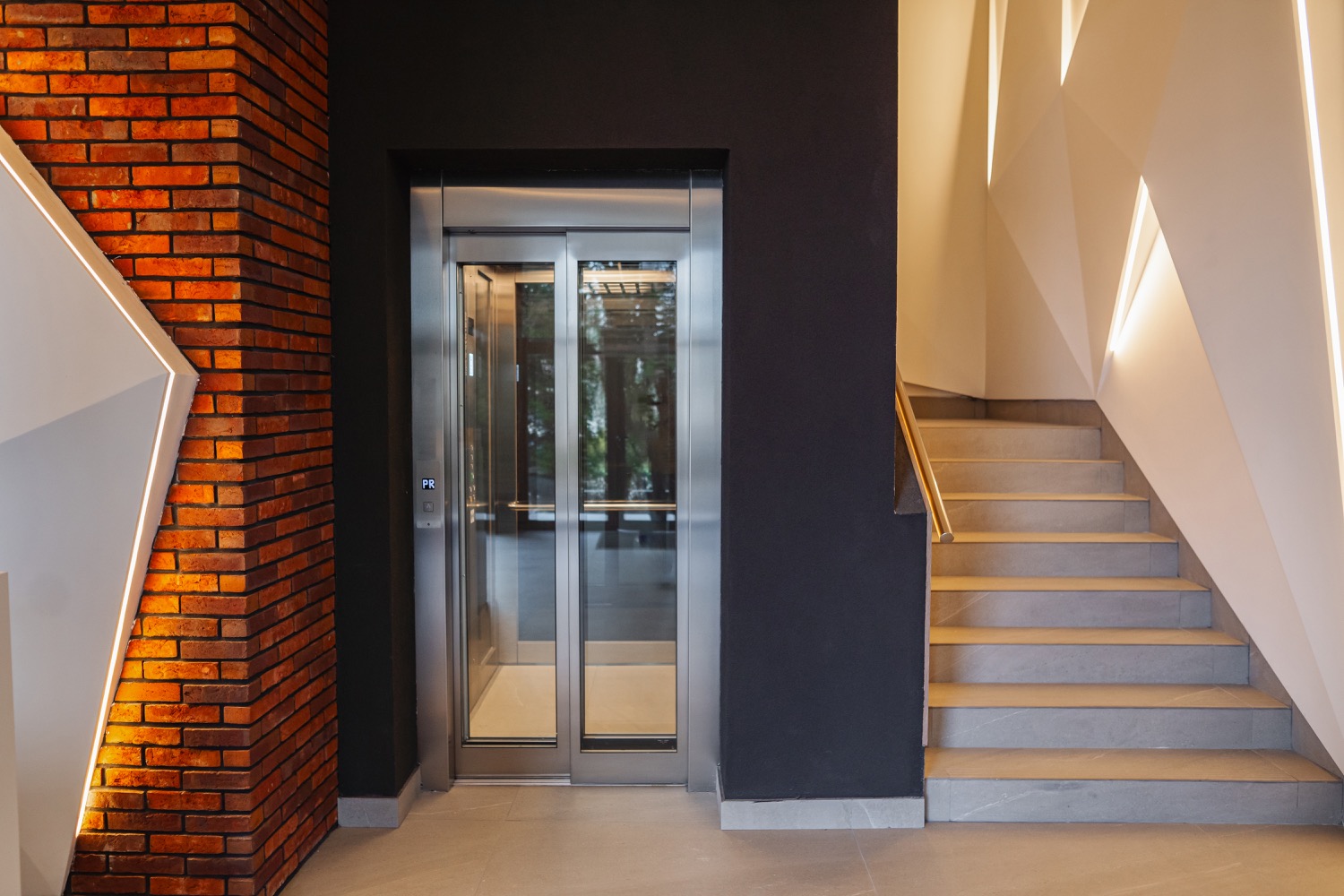 innenraum eines gebaudekorridors mit treppe und aufzug